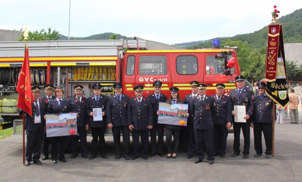 Vorstandschaft der Freiwilligen Feuerwehr Stranje gemeinsam mit der Abordnung der Freiwilligen Feuerwehr Söcking vor dem neuen Feuerwehrfahrzeug TLF 16/25.